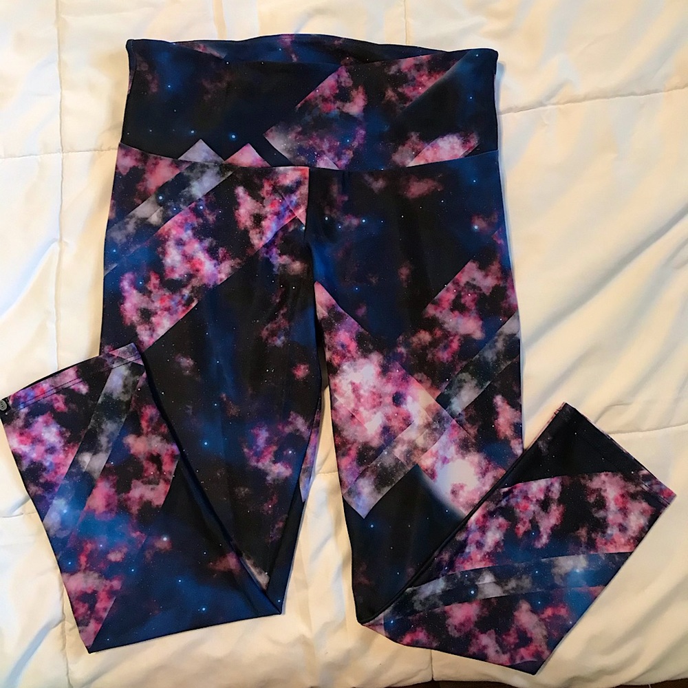 Onzie women’s galaxy print cropped leggings